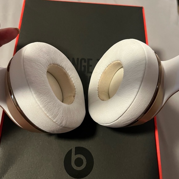 Beats Solo 3 Wireless Special Edition Gold Headphones - Picture 5 of 14